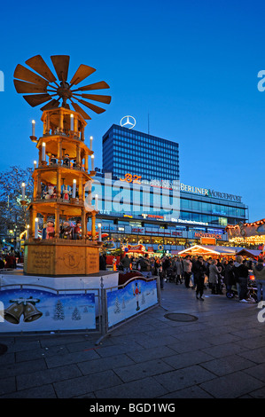 Weihnachtspyramide auf dem Weihnachtsmarkt vor dem Europa-Center-Gebäude, Breitscheidplatz Platz, Berlin, Deutschland, Eur Stockfoto