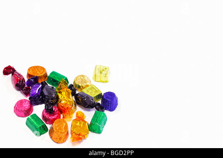 Bunte Auswahl an verpackte Pralinen. Kopieren Sie Raum. Farbe. Stockfoto