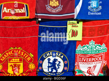 Fußball-Handtücher zum Verkauf an Marktstand, UK. Stockfoto
