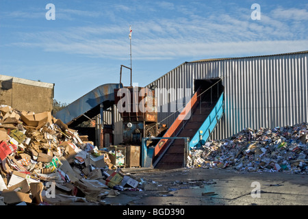 Pappe und Altpapier recycling-Website, Ballenpressen Schuppen, Bury, größere Manchester, UK Stockfoto