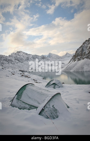 Zelten im Schnee, Ala Kol Pass, Kirgisistan. Stockfoto