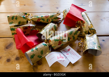 Christmas Cracker, mit Papier Partyhüte und Witze. Stockfoto