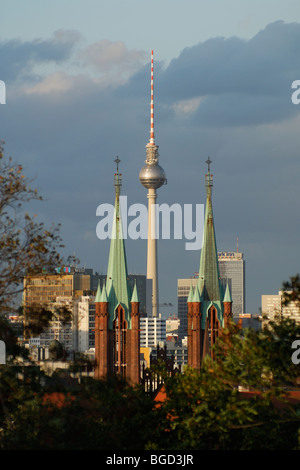 Berlin. Deutschland. Blick vom Viktoriapark in Kreuzberg durch die Türme der St. Boniface Kirche in Richtung Mitte und den Fernsehturm. Stockfoto