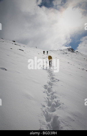 Menschen klettern Ala Kol Pass in Karakol, Kirgisistan. Stockfoto