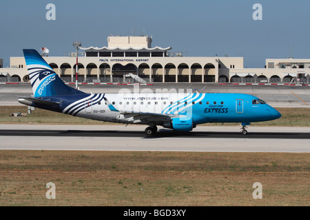 Egyptair Express Embraer 170 Regionalflugzeuge für Passagierflugzeuge auf der Landebahn in Malta Stockfoto