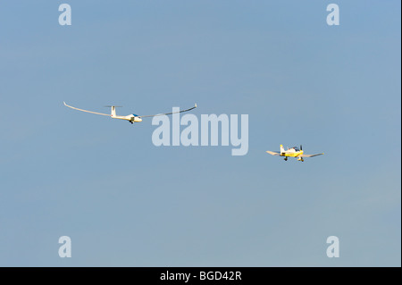 Gleiter mit Abschleppen Flugzeuge Stockfoto