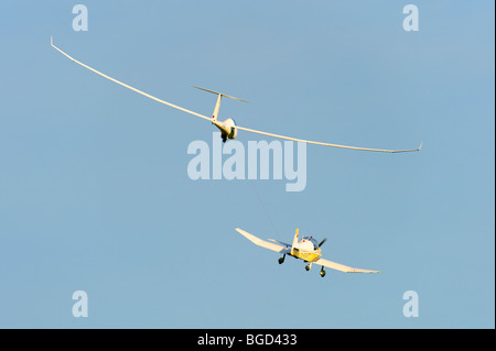 Gleiter mit Abschleppen Flugzeuge Stockfoto