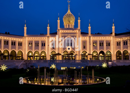 Festlich beleuchtete Restaurant Nimb in Kopenhagen, Tivoli, Europa Stockfoto