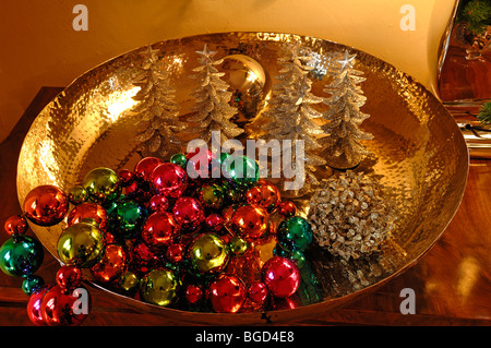 Bunte Weihnachtskugeln und kleine Weihnachtsbäume dekoriert in einer Petrischale zu verkaufen, Villa Ambiente, Im Weller, Nürnberg, mittlere F Stockfoto