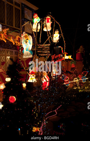 Über die Spitze beleuchtet Weihnachtsschmuck für wohltätige Zwecke vor einem Haus in Hays Lane Bromley Kent UK Stockfoto