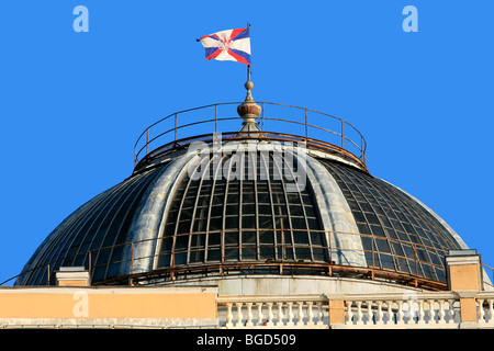 Flagge der Streitkräfte der Russischen Föderation fliegen hoch über Schlossplatz in Sankt Petersburg, Russland Stockfoto