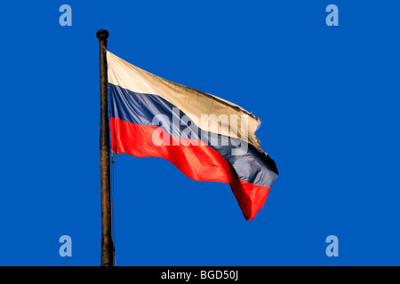 Die Fahne von Rußland stolz über den Schlossplatz in Sankt Petersburg, Russland fliegen Stockfoto