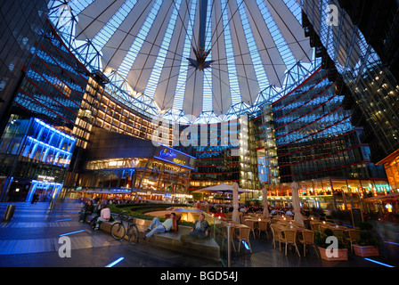 Unter dem Dach des Sony Center, Potsdamer Platz, Nachtleben, Restaurants, Menschen, Sommerabend, Berlin, Deutschland. Stockfoto