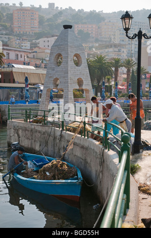 Der Fischereihafen in Saranda, im Süden Albaniens. Stockfoto