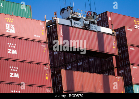 Nahaufnahme des Krans heben Versand Portainer aus Container Frachtschiff Stockfoto