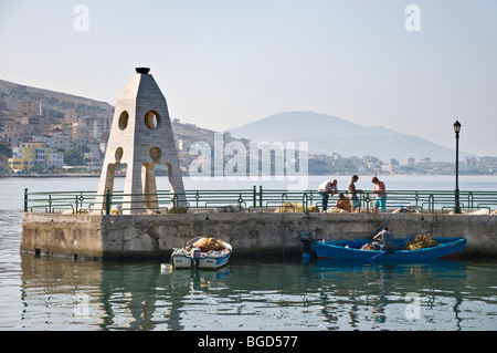 Der innere Hafen von Saranda in Südalbanien Angeln. Stockfoto