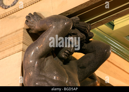 Atlas-Statue am Eingang Portikus der Eremitage in Sankt Petersburg, Russland Stockfoto