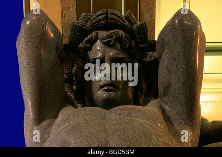 Atlas-Statue am Eingang Portikus der Eremitage in Sankt Petersburg, Russland Stockfoto