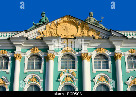 Close-up des 18. Jahrhunderts Fassade des Winter Palace (Eremitage) in St. Petersburg, Russland Stockfoto