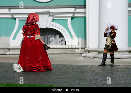 Peter der große, ein Foto von Katharina der großen außerhalb der Winterpalast in Sankt Petersburg, Russland Stockfoto