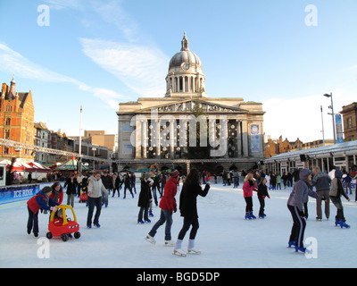 Outdoor-Ice Rink, Altmarkt, Nottingham, England, Vereinigtes Königreich Stockfoto