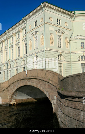 Fassade des 18 entury Hermitage Theater und Brücke in St. Petersburg, Russland Stockfoto