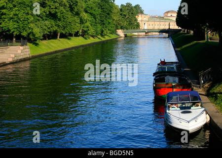 Speedsboats an der Moika River entlang der Michailowski Garten in St. Petersburg, Russland Stockfoto