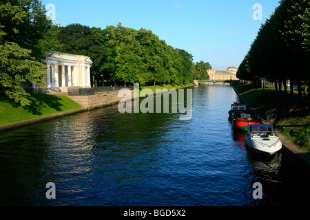 Speedsboats an der Moika River entlang der Michailowski Garten in St. Petersburg, Russland Stockfoto