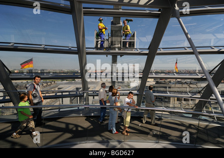 Glaskuppel des Reichstagsgebäudes, Regierungsviertel in Berlin Tiergarten Bezirk in Berlin, Deutschland, Europa. Stockfoto