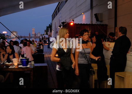 Spindler & Klatt, Trendy und chic Clubrestaurant am Ufer der Spree in Kreuzberg, Berlin, Deutschland, Europa. Stockfoto