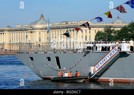 Die russischen Corvette RFS 530 Steregushchy während einer Marine Parade in Sankt Petersburg, Russland Stockfoto