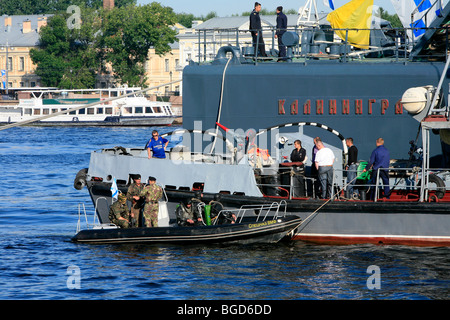 Russische Spezialeinheiten Spetsnaz am Heck der Kaliningrader während einer Marine Parade in Sankt Petersburg, Russland Stockfoto