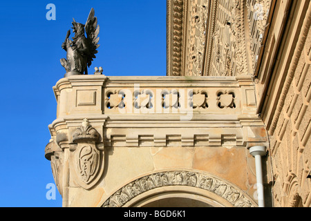 Portikus mit Griffin von der Wladimir-Palast in Sankt Petersburg, Russland Stockfoto