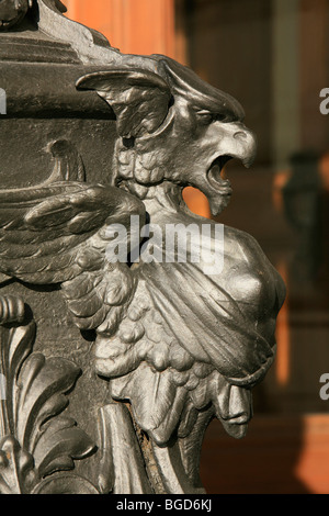 Detail einer gusseisernen Laterne der Wladimir-Palast in Sankt Petersburg, Russland Stockfoto