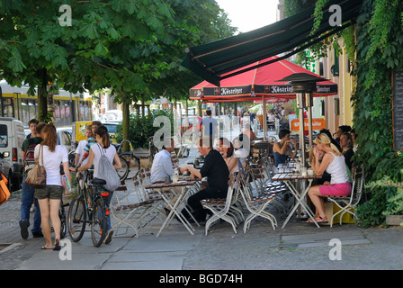 Typische Straßenszene Prenzlauer Berg. Cafés, Restaurants, Passanten. Kastanienallee, Bezirk Prenzlauer Berg, Berlin, Deutschland. Stockfoto