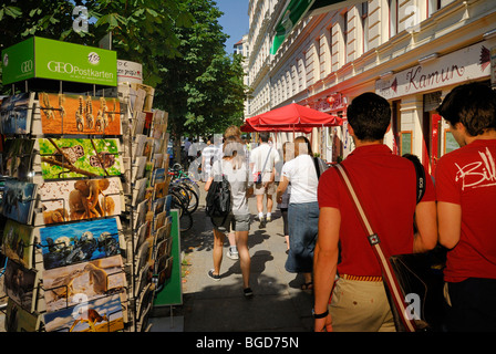 Typische Straßenszene Prenzlauer Berg. Cafés, Restaurants, Passanten. Kastanienallee, Bezirk Prenzlauer Berg, Berlin, Deutschland. Stockfoto