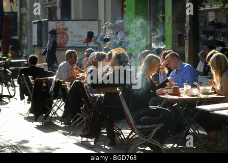 Typische Straßenszene Prenzlauer Berg. Cafés, Restaurants, Passanten. Kastanienallee, Bezirk Prenzlauer Berg, Berlin, Deutschland. Stockfoto