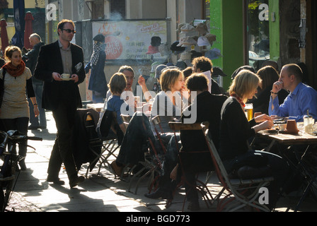 Typische Straßenszene Prenzlauer Berg. Cafés, Restaurants, Passanten. Kastanienallee, Bezirk Prenzlauer Berg, Berlin, Deutschland. Stockfoto