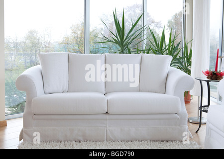 Weißes Sofa und Couchtisch auf der Seite Stockfoto