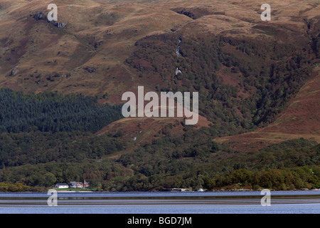 Ben Lomond, mit Blick über Loch Lomond zum Rowardennan Lodge Youth Hostel am West Highland Way, Schottland, Großbritannien Stockfoto