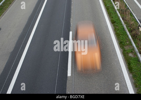 schnell fahrenden orange Auto Stockfoto