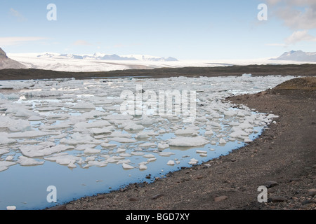 kleine Eisberge schwimmen im Gletschersee, Vatnajökull, Island Stockfoto