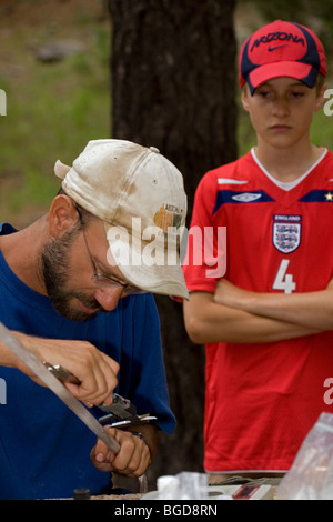 Biologen erforschen Twin gesichtet-Klapperschlange (Crotalus Pricei Pricei) - Boy beobachten - Arizona - USA Stockfoto