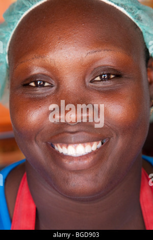 Frau trägt ein Haarnetz in Store Bay auf der Insel Tobago Stockfoto