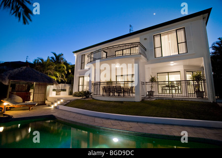 Luxuriöses Herrenhaus Fassade bei Sonnenuntergang mit Blick auf pool Stockfoto