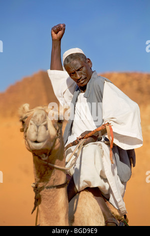 Kamelreiter vor der nubischen Pharaonen und Könige Nekropole von Meroe, Nubien, Sudan, Afrika Stockfoto