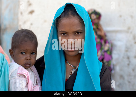 Junge Frau mit ihrem Kind in Shemkya Dorf am 4. Nil Katarakt Region, Nubia, Sudan, Afrika Stockfoto