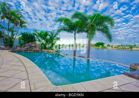 Infinity-Pool im Luxusvilla am Wasser Stockfoto