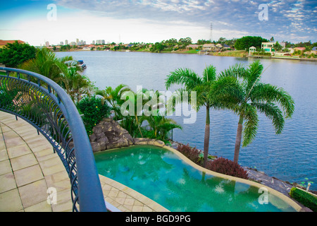 Balkon mit Meerblick Waterfront Villa mit Pool mit Blick auf den Kanal Stockfoto