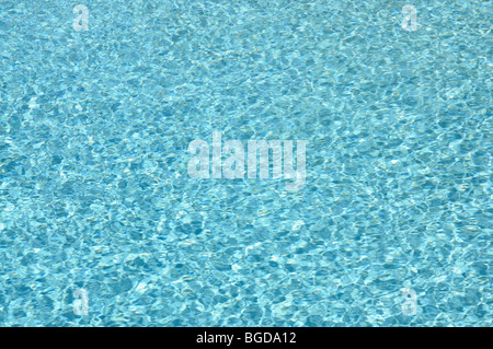 Lichtreflexion auf Wasseroberfläche im pool Stockfoto